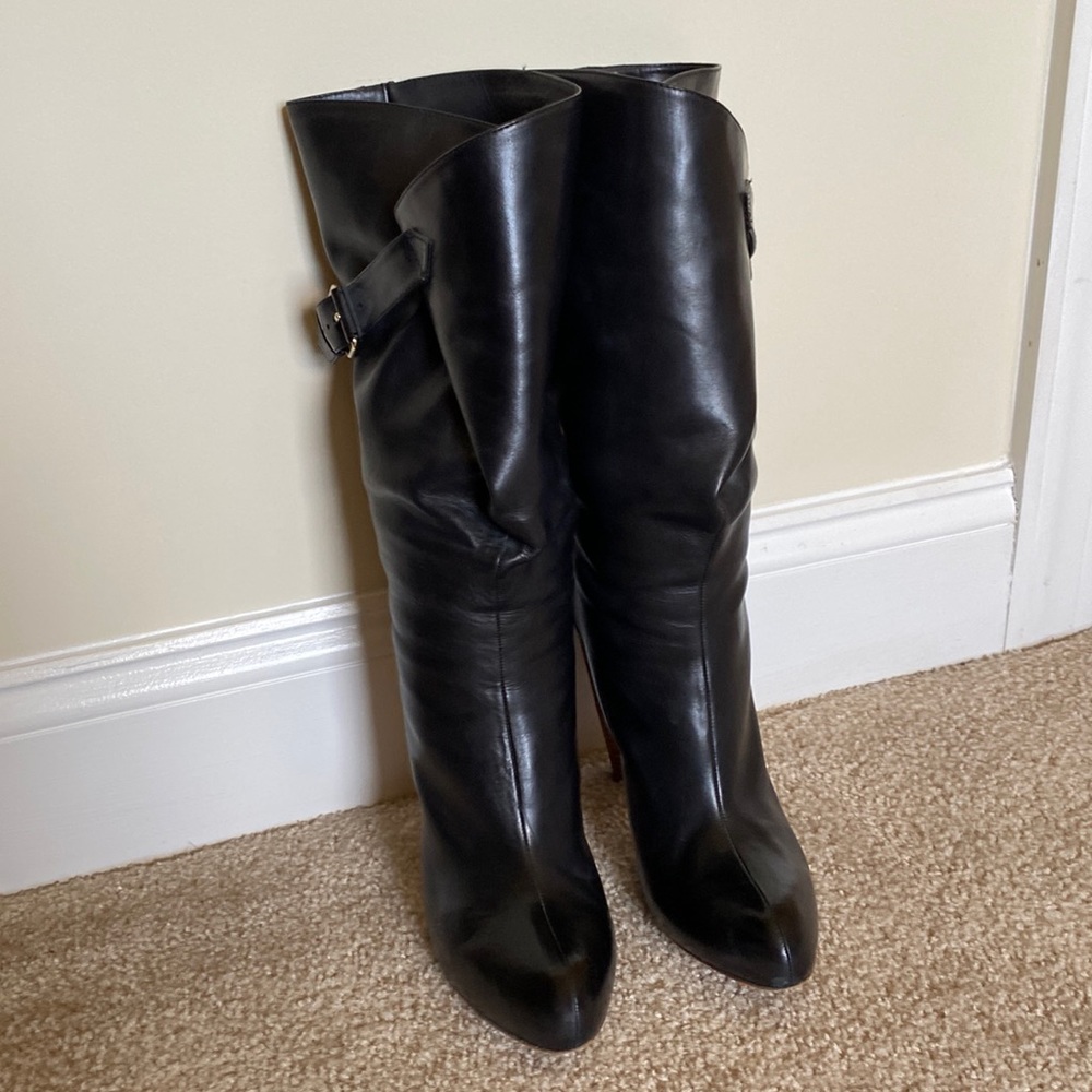 Sexy, slouchy leather healed boot.